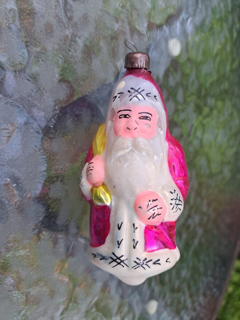 Salas vecītis rozā kažokā ar dzeltenu maisu (Egle pasaka 58)