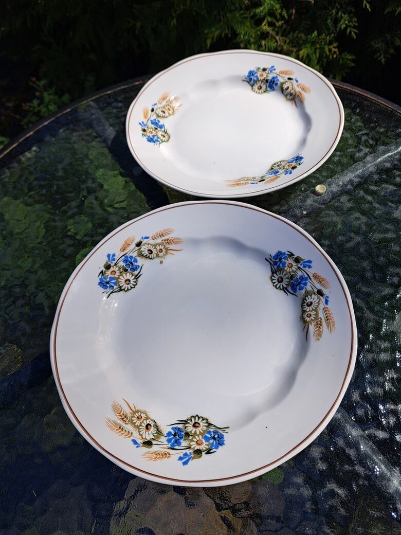 Otrā ēdiena šķīvji ar Jāņu pušķi, diam.24cm. Forma "Ārija", RPR (Ārija pusdienu 290)