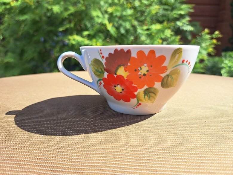 Elegantas krūzīte ar rokas gleznojumu un zaļu apvilkumu, tilp. 275ml (Citi rpt 315)