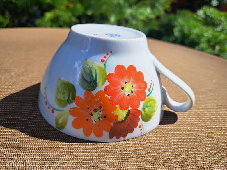 Elegantas krūzīte ar rokas gleznojumu un zaļu apvilkumu, tilp. 275ml (Citi rpt 315)