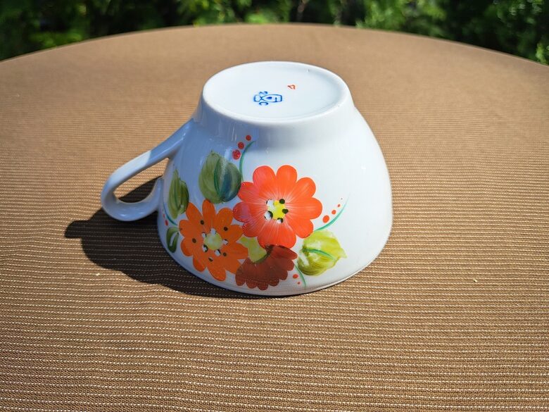 Elegantas krūzīte ar rokas gleznojumu un zaļu apvilkumu, tilp. 275ml (Citi rpt 315)