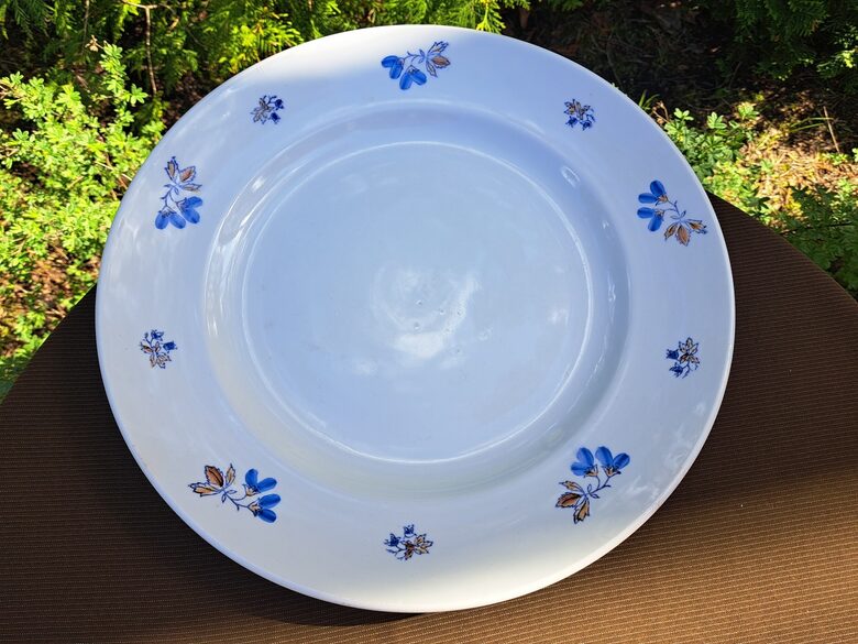 Servējamais apaļais šķīvis, fajansa pusdienu servīze ar zilām puķēm un brūnām lapām, PFF. Diam.36cm (Fajansa pusdienu 55)