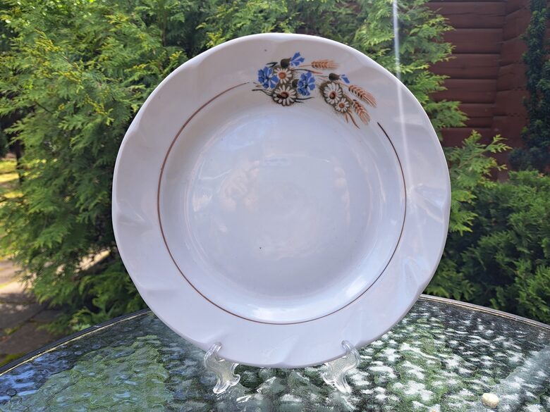 Otrā ēdiena šķīvis d=24cm, forma "Viktorija" ar Jāņu pušķi un brūnu apvilkumu centrā, RPR (Viktorija 99)