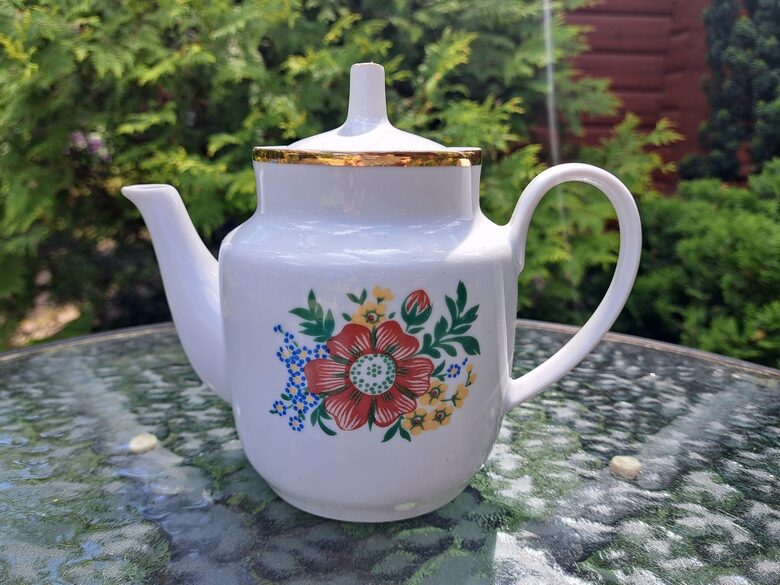 Tējkanna ar sarkanu puķi un taisnu platu zelta apvilkumu, servīze "Rīga" (no 60.-iem), PFF (Rīga-60 129)