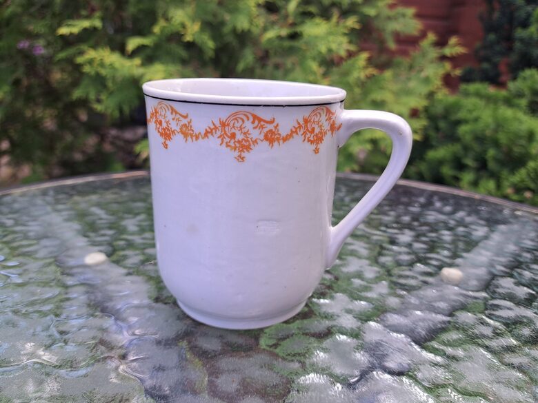 Lielā tējas krūze 350ml ar oranžu vainagu un melnu apvilkumu, Rīgas keramikas fabrika. Periods: 1941.-1947.g.g. (Buljona 191)