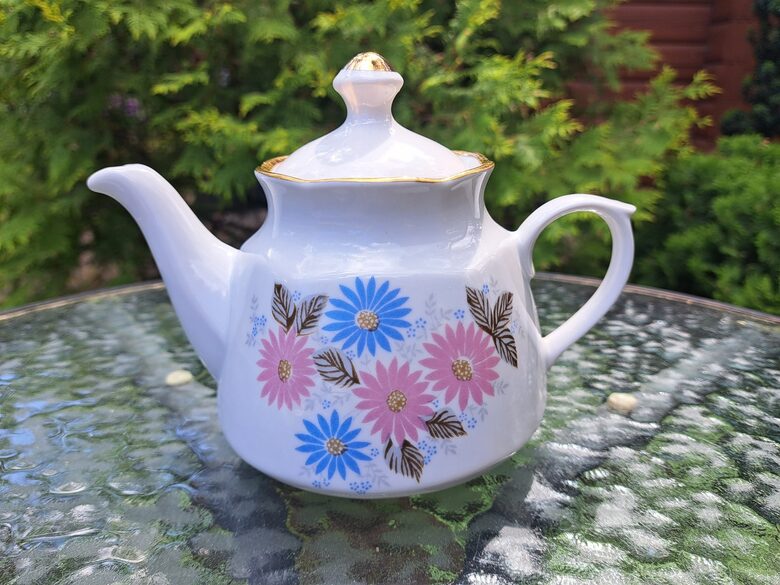 Tējkanna, tējas servīze "Karīna" ar rozā un zilām margrietiņām un zeltu, RPR (Karīna 207)