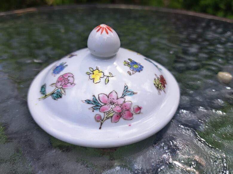 Vāciņš tējkannas ar puķu gleznoju. Diam. ārējais 9,5cm, kakliņa ārējais diametrs 7,2cm (Citi rpt 416)