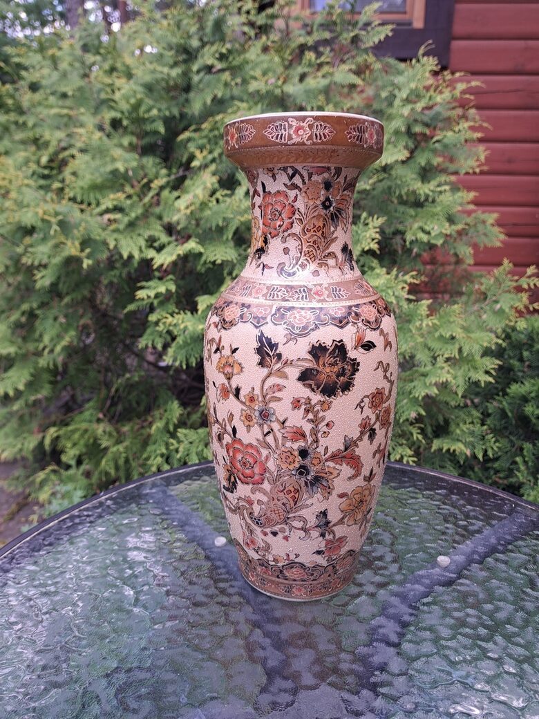 Vāze lielā ar greznu dekolu un zeltījumu, majolika, Ķīna. Glazūra, dekols, rokas zelta apviklums. Augstums ir 35,5cm (Ķīna 18)