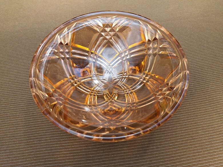 Presēta laškrāsas stikla bļodiņa uz 3 kājiņām, apt. 20,gadsimta vidus (Stikls sk 263)