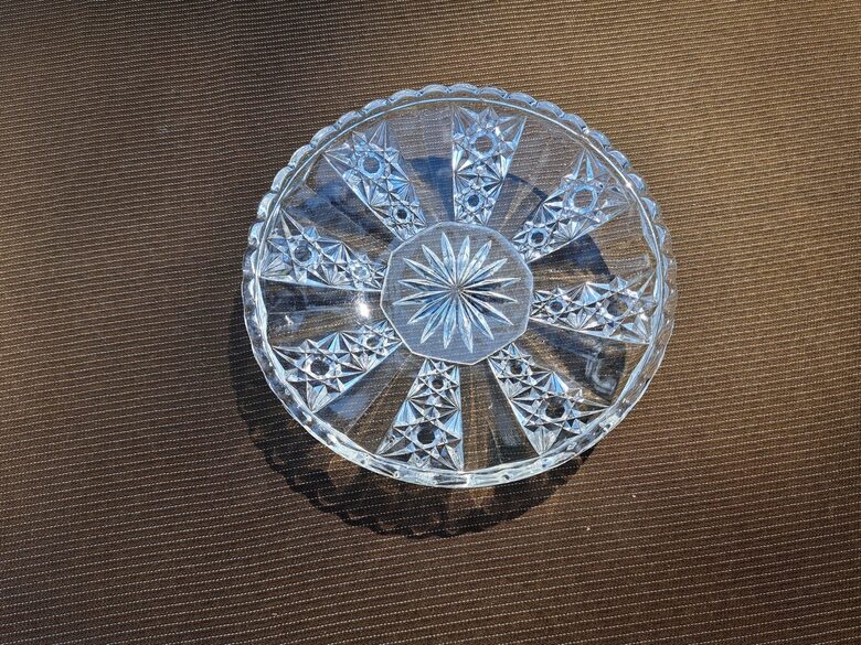 Stikla šķīvīts, presēts vai gravēts ar roku (ļoti izskatas pēc gravēšanas), izsmalcināts raksts (Stikls sk 266)