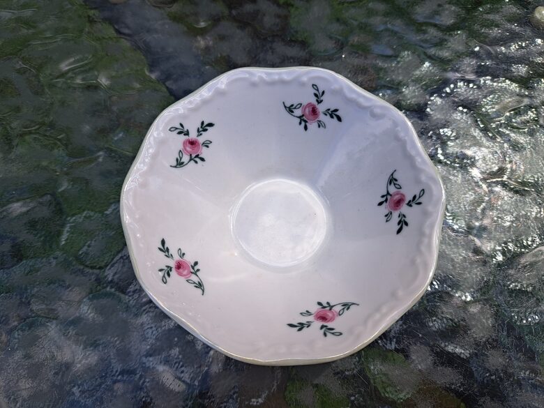 Grezna ievārījuma bļodina ar mazajām rozā rozītēm un gaišu zaļu apvilkumu, Jesens. Forma "Lija" (Lija 38)