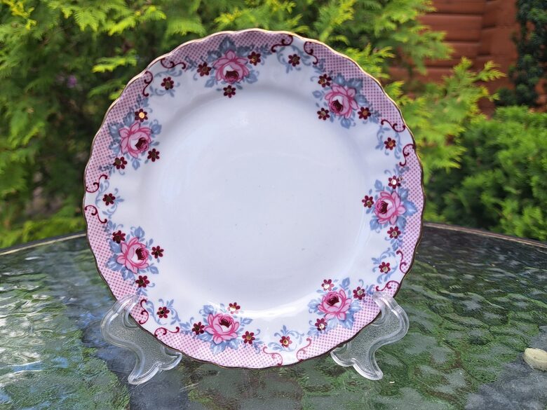 Kūku šķīvis, plānsienu porcelāna trio, servīze "VITA" ar kosām rozēm, rozā tikliņu un zeltu, SIA "Latvpotik" (Vita 106)