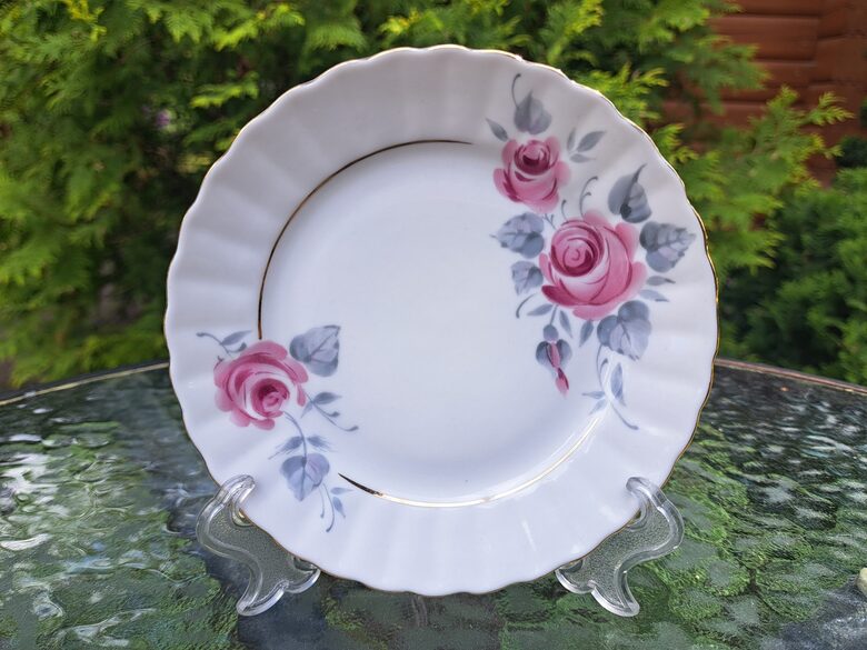 Kūku šķīvis plānsienu porcelāna, servīze "VITA" ar ļoti reti sastopamu rokas gleznojumu - košām rozēm un zeltu, RPR (Vita 111)