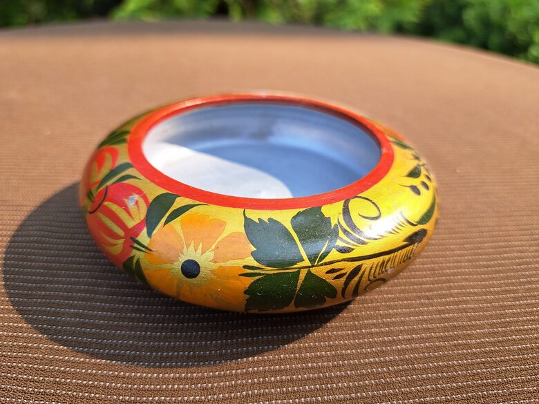 Virpota koka bļodiņa, ar "Hohloma"  rokas gleznojumu. Diam.10cm, augstums ir 3cm (Koka 14)