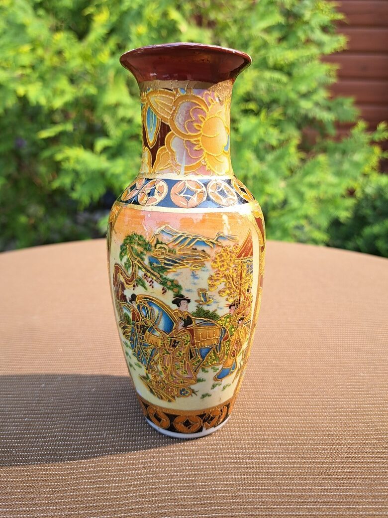 Vāzīte, porcelāns, dekols, Japāna. Augstums ir 16cm, d=5cm (Japāna 23)