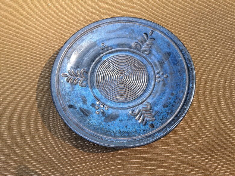 Tautīska stila tumši zils keramikas šķīvis, d=18cm (Keram 153)