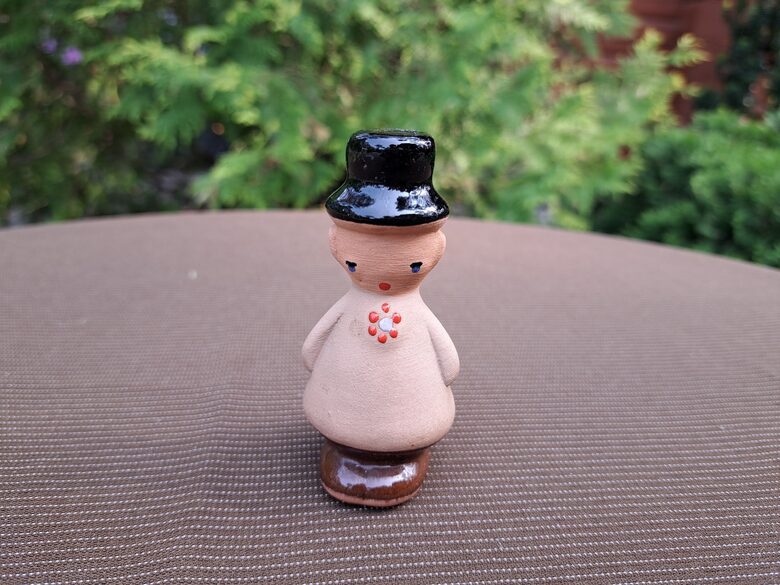 Māla figūriņa "Puisis tautas tērpā", keramika, glazūra (daļēji). Augstums 8cm (Figur rpr 60)