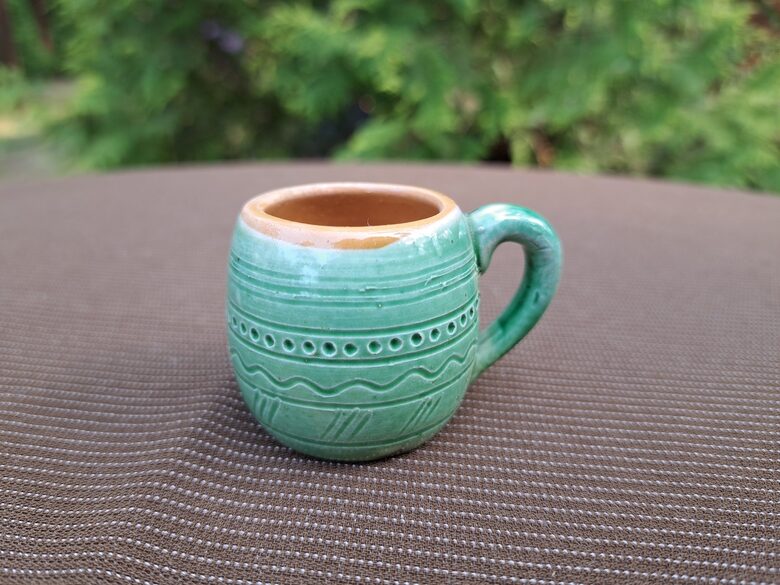 Mikro alus kauss zaļš ar tautīsku rakstu, māls, glazūra. Roku darbs. Augstums 4cm, tilpums 20ml (Keram 140)