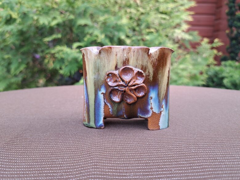 Skaists salvēšu trauks, brungānos toņōs, māls, glazūra, interesanta forma. Roku darbs. Augstums 7cm (Keram 143)