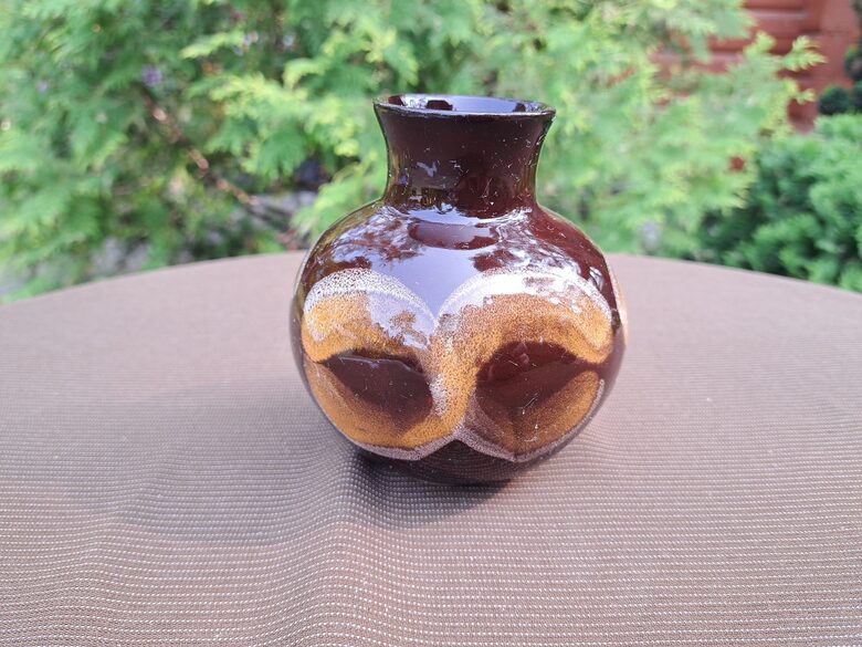 Māla vāzīte ar šauru kakliņu. Rokas gleznojums, glazūra. Augstums 10cm (Keram 137)