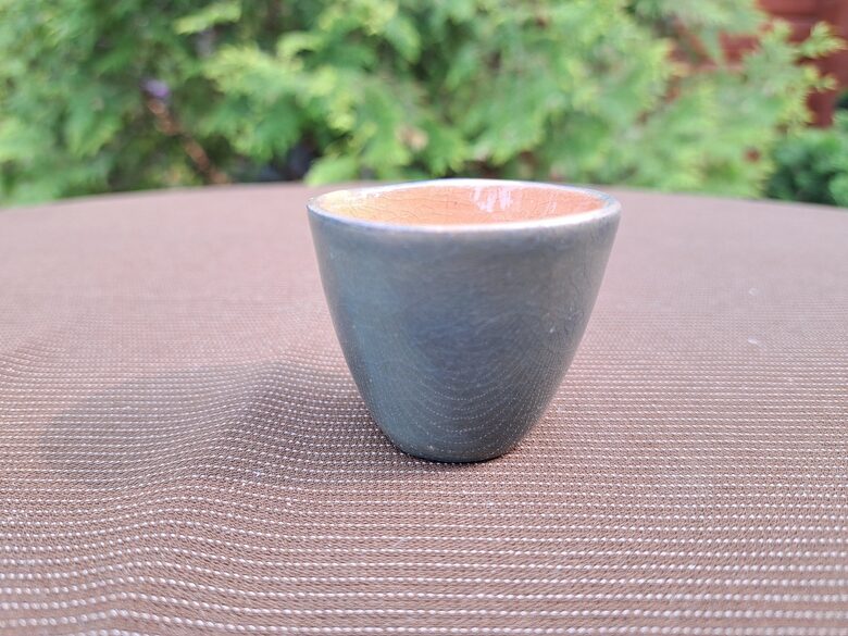 Mini glāzīte zaļgana un bēša iekšā, glazūra.  Augstums 4cm, tilpums 40ml (Keram 147)