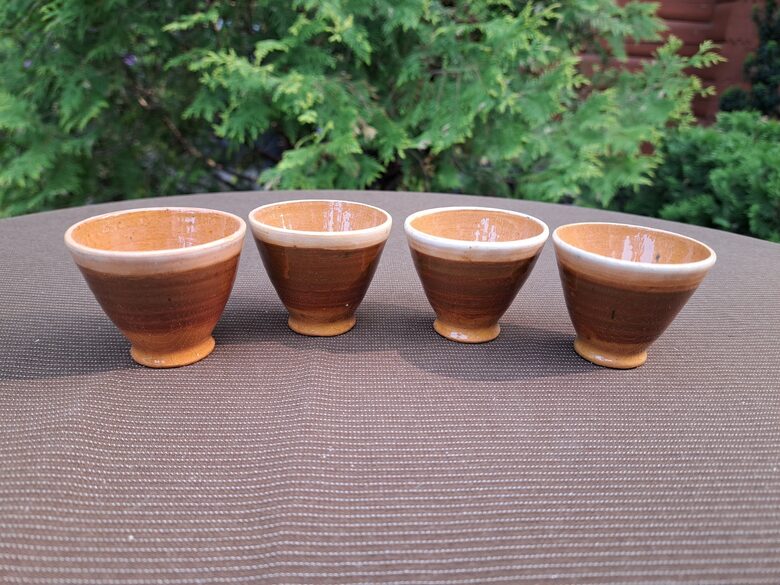 Mini glāzīšu konplekts 4 personām. Brūngana krāsa, glazūra.  Augstums 4,5cm, tilpums 40ml (Keram 148)