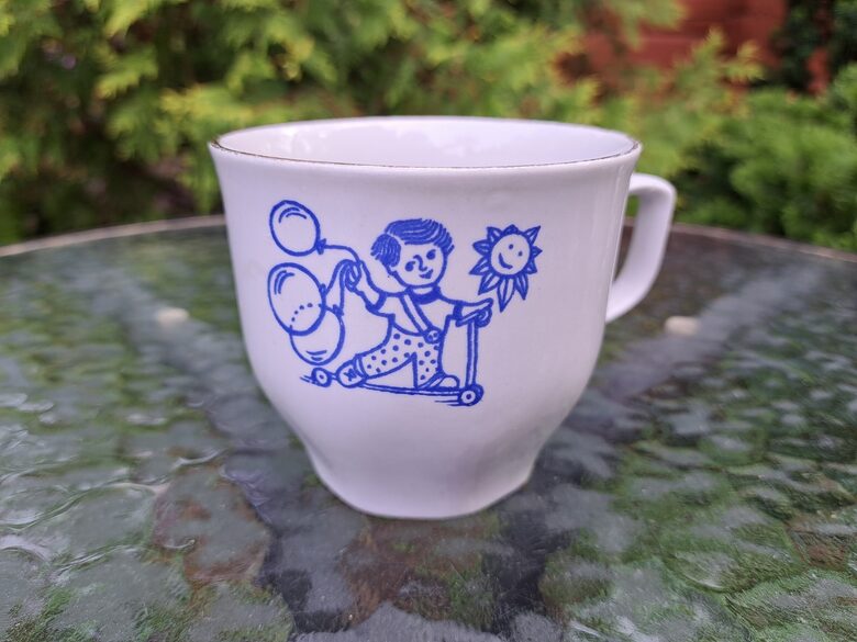 Bērnu krūzīte  "Puika ar baloniem", zils dekols, zelts, RPR. Ļoti labs stāvoklis, bez porcelāna defektiem (Bērnu 142)