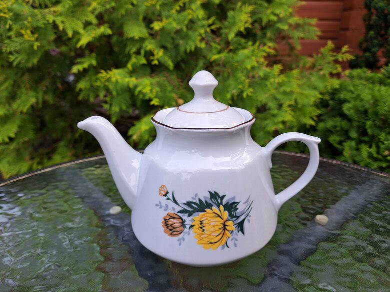 Tējkanna, servīze "Karīna" ar dzeltenām asterēm un tunmši brūnu apvilkumu, RPR (Karīna 208)