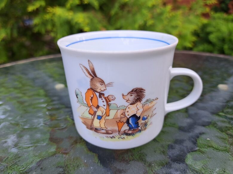 Krūzīte bērnu 200ml ar jauku dekolu: "Zaķis un ezis" un zilu apvilkumu iekšā, Koldiz (Vācija 261)