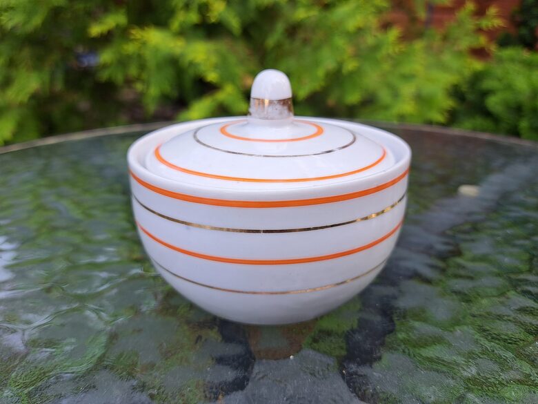 Cukurtrauks, tējas servīze "Radio viļņī", Verbilki, Krievija. Diam.9,8cm, augstums ar vāciņu Tilpums 8cm (Verbilki 41)