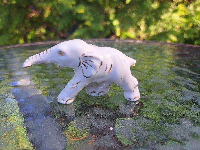 Zilonis no komplekta, porcelāns, zelts, PFF. Figūriņai ir 2 nopietni defekti: stumbra un astes atsitumi (Figur rpr 61)