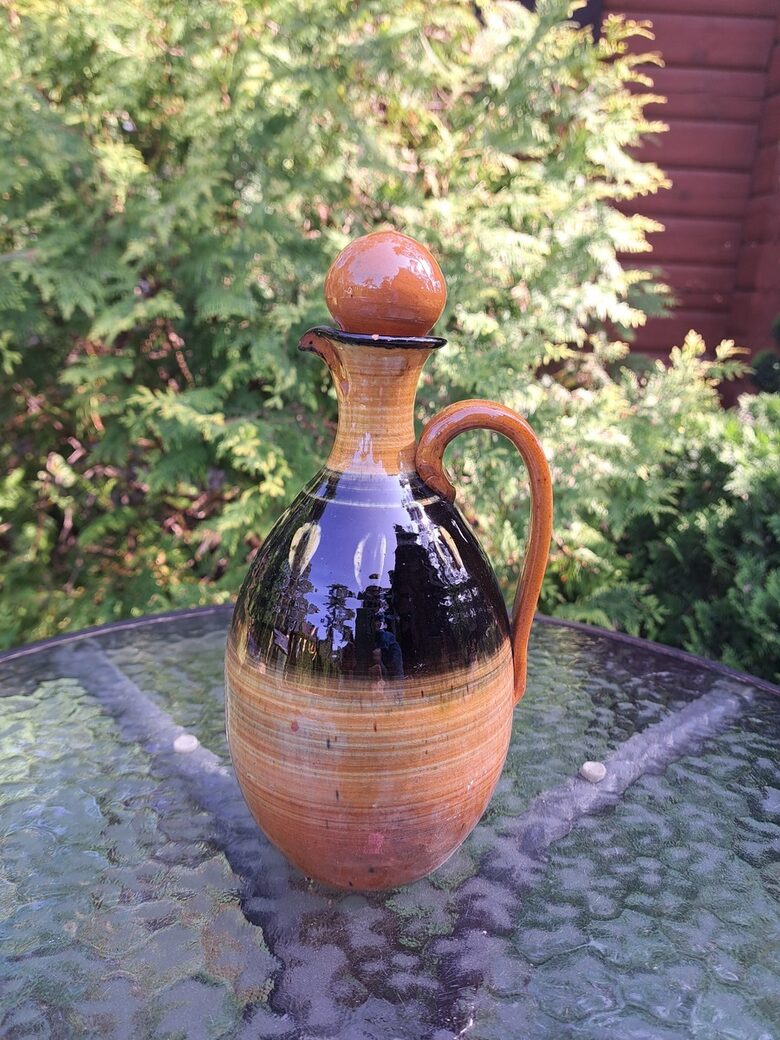 Skaista māla krūka 500ml ar korķi, smilškrāsas un brūna ar šauru kakliū un osu (Keram 163)