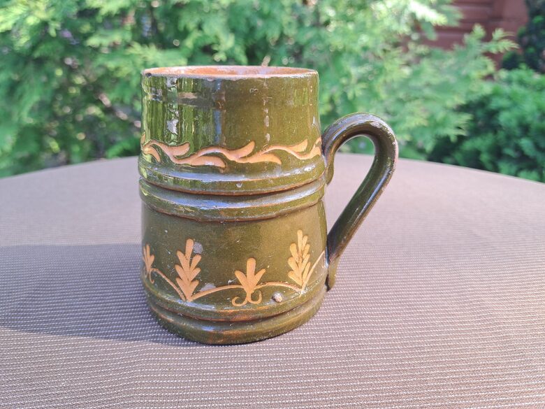 Alus kausiņš, tautīskā stilā, haki ar bēšu rakstu, bēšs iekšā, glazūra. Tilpums 300ml (Keram 156)