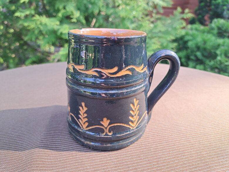 Alus kausiņš, tautīskā stilā, melna ar bēšu rakstu, bēšs iekšā, glazūra. Tilpums 300ml (Keram 155)