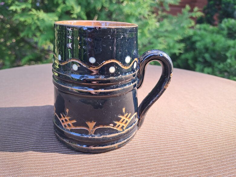 Alus kausiņš, tautīskā stilā, melns ar bēšu un baltu rakstu, bēšs iekšā, glazūra. Tilpums 300ml (Keram 157)