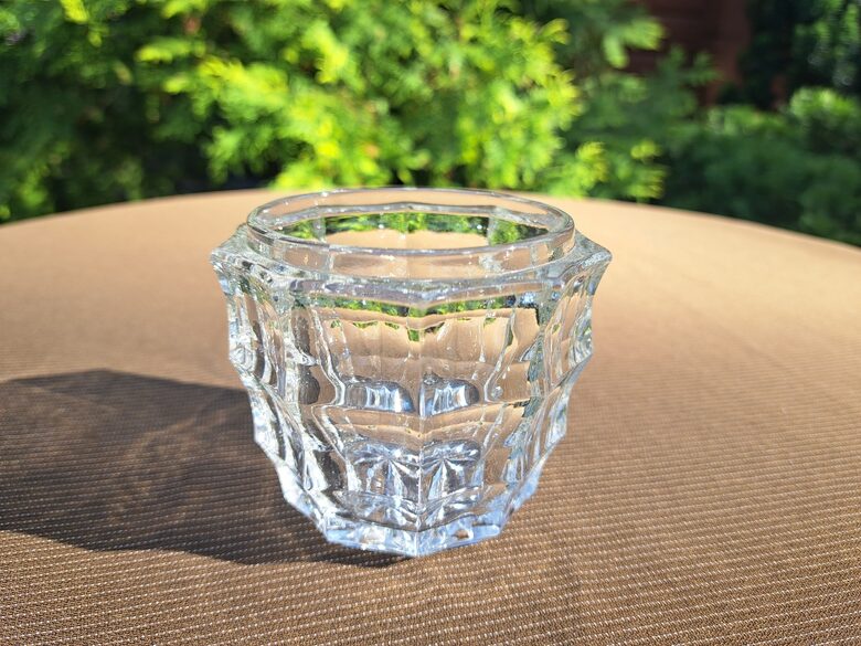 Caurspīdīga presēta stikla masīva dziļa bļodiņa. Diezgan smaga. D=8,5cm, h=7cm (Stikls sk 284)