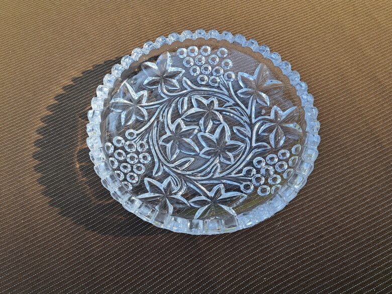 Caurspīdīgs presēta stikla saldumu šķīvītis ar vīnogām, Meleski, Igaunija. H=2cm, diam. 15cm (Stikls sk 290)