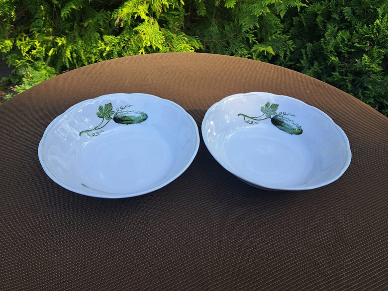 Salātu bļodas vidējas ar gurķiem, reljefa malu un šauru gaiši zaļu apvilkumu, Porcelāns Rīga. Diam.16cm (Citi pusd 303)