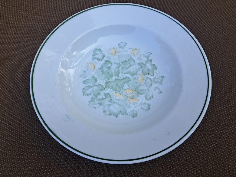 Zupas šķīvis d=24cm ar zaļām lapām un dzeltenām, puķēm, Proletarij, PSRS. 1953.g. (Citi rpt 319)