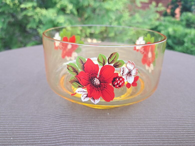 Vintāža mēdus krāsas stikla bļodiņa un platas kājas are sarkanām un baltām puķēm (dekols). 80-ie gadi. D=14cm (Stikls sk 297)