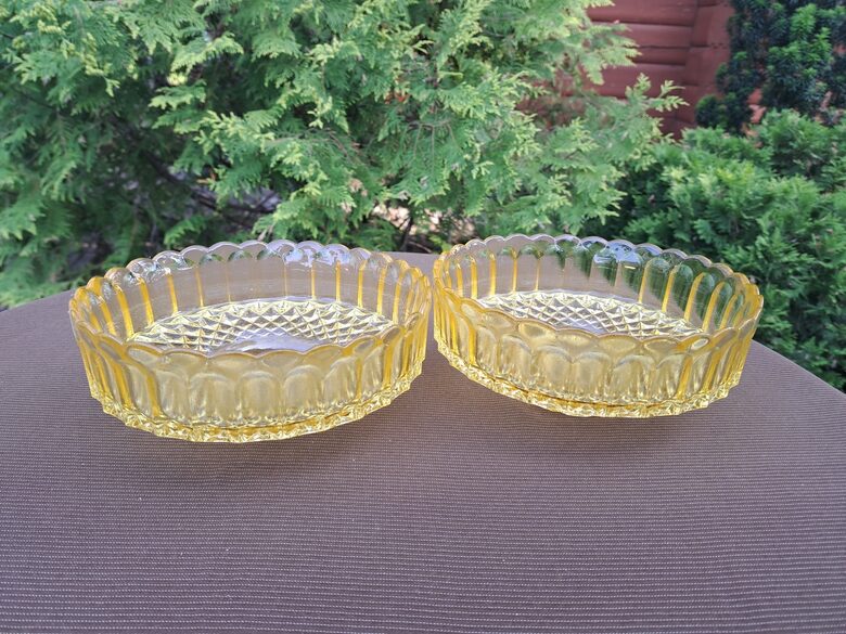 Skaistas dzeltenas saldumu bļodas uz kājas (Stikls sk 13)