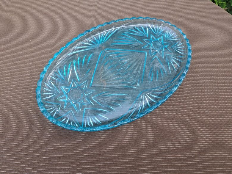 Skaists tirkīzs paplate-šķīvis ar Ausekļiem un zemām malām. Izmēri: 27,5cmx18cm, h=2cm (Stikls sk 15)