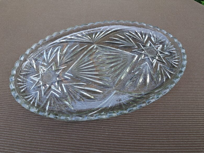 Skaists pelēcīgs paplate-šķīvis ar Ausekļiem un zemām malām. Izmēri: 27,5cmx18cm, h=2cm (Stikls sk 277)