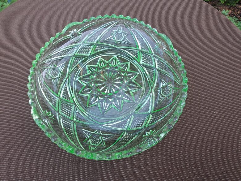 Gaiši zaļš presēta stikla augļu šķīvis Nr.868, Lorup, Igaunija. H=4,5cm, diam. 25cm (Stikls sk 279)