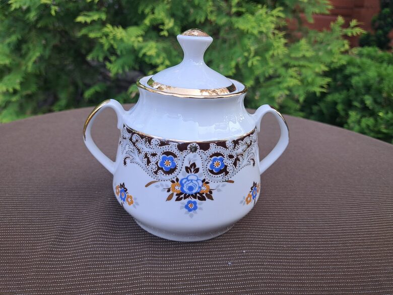 Cukurtrauks, tējas servīze "Māra" ar zilu un tumši brūnu dekolu un bagātīgu zeltu, RPR (Māra tējas 226)