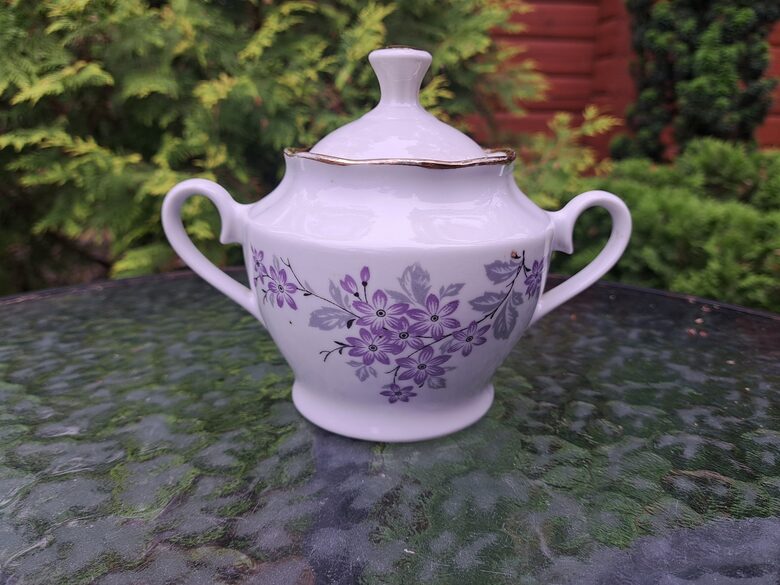 Cukurtrauks no tējas servīzes "Ārija" ar maigām lillā puķēm un zeltu, RPR (Ārija tējas 218)