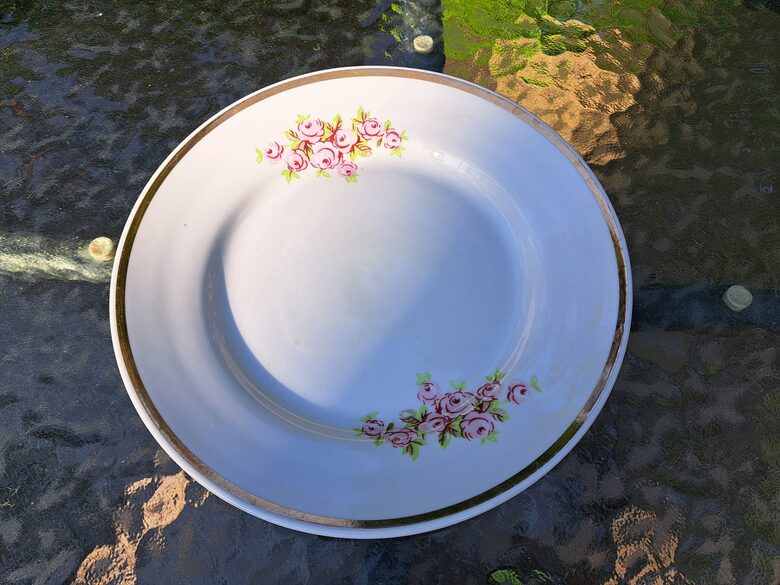 Šķīvis salātu, diam.20cm, pusdienu servīze "Aija-2" ar rozā rozītēm( 2 vienādi pušķi) un zelta apvilkumu gar malu, RPR (Aija-2 pus 109)