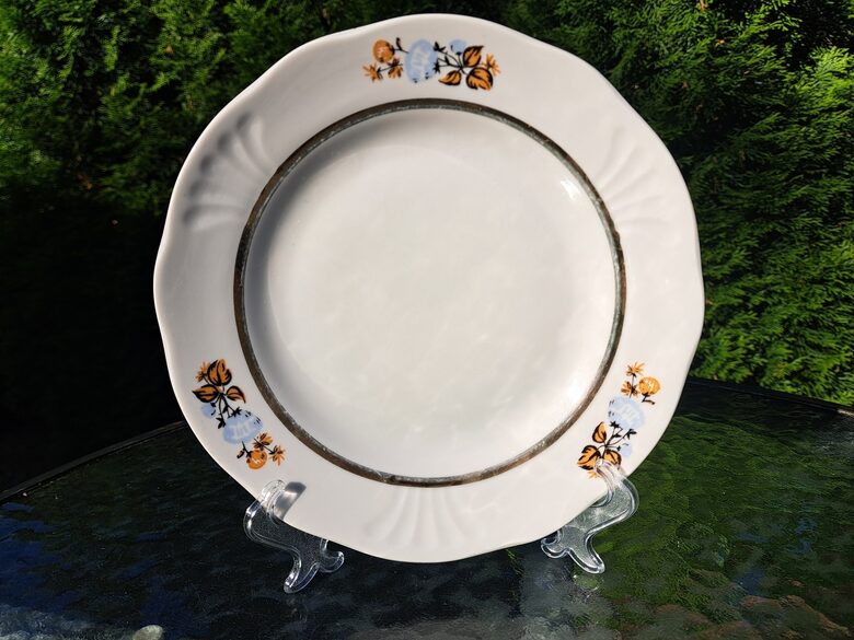 Salātu šķīvis ar gaiši zilām un brūnām puķēm un platu zelta apvilkumu centrā, d=20cm, forma "Māra", RPR (Māra pusdienu 175)