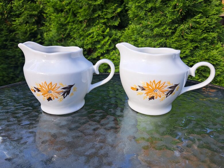 Krējuma kanniņa no tējas servīzes "Ārija" armaigi oranžām puķēm bez apvilkuma, RPR (Ārija tējas 221)