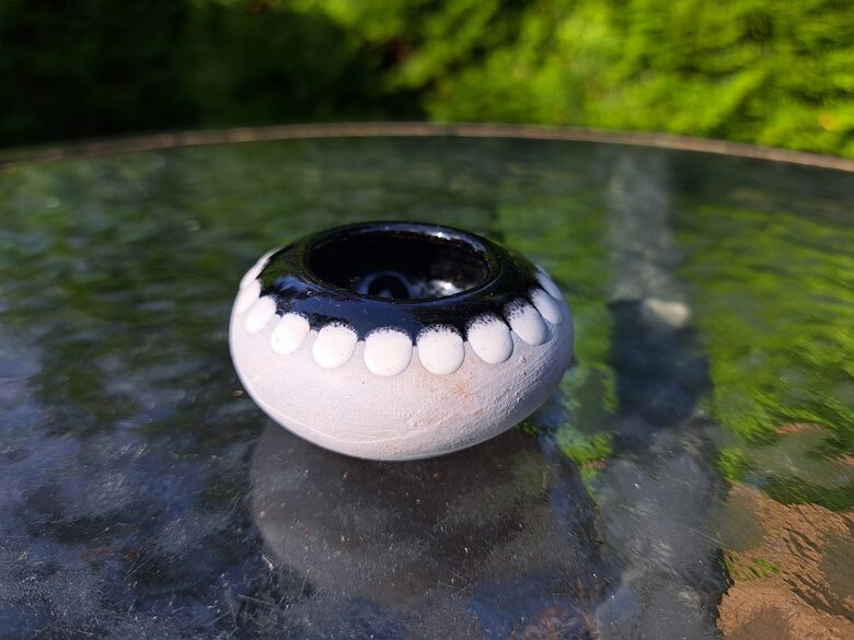 Jauka mikro plata apaļa vāzīte, māls, glazūra, krāsas pārklājums bez glazūras. Augstums 2,7cm, diam. 5,5cm (Keram 162)